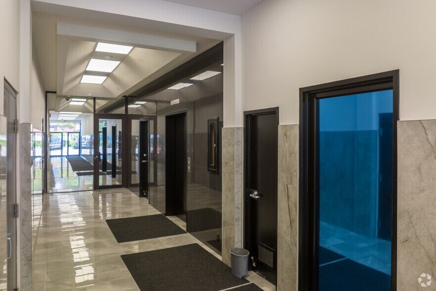 More Photos Of 230 Lakeshore Rd E, Mississauga Coworking Space