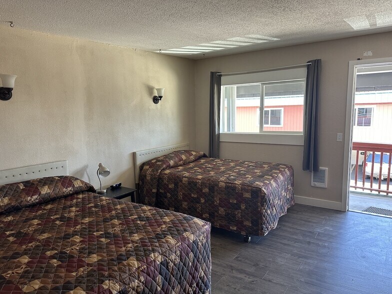 More Photos Of 126 Spruce St E, Ilwaco Hotel For Sale