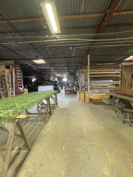 More Photos Of 2808 McGowan St, Dallas Distribution For Sale