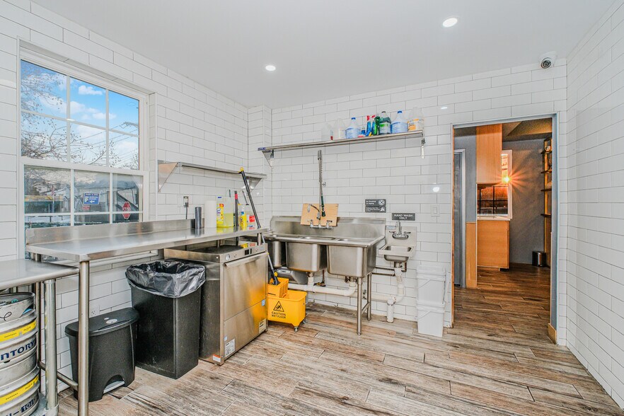 More Photos Of 3936 Amboy Rd, Staten Island Medical For Sale