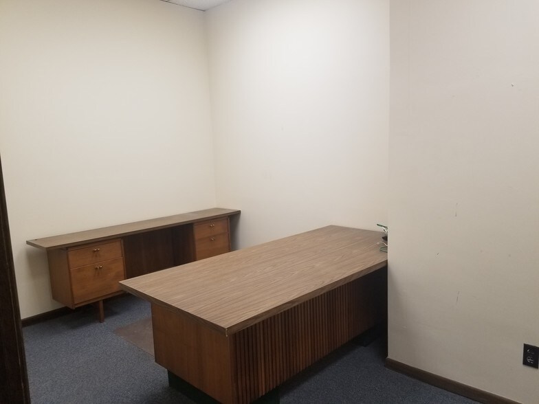 More Photos Of 505-511 5th St, Sioux City Office For Sale