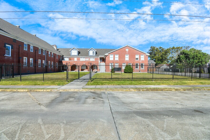 More Photos Of 2728 Kentucky St, Baytown Religious Facility For Sale