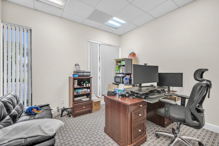 More Photos Of 1700 N Dixie Hwy, Boca Raton Office For Lease