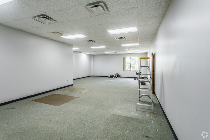 More Photos Of 7375 Adrianne Pl, Bartlett Light Distribution For Lease