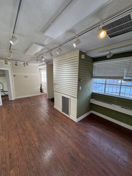 More Photos Of 32716-32744 Franklin Rd, Franklin Storefront For Sale