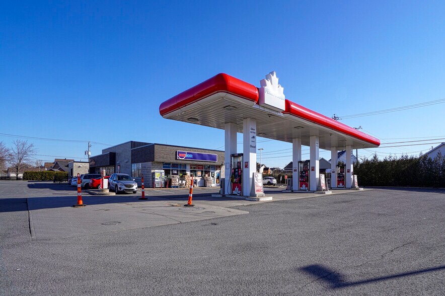 Primary Photo Of 405-415 Rue De Carillon, Saint-jean-sur-richelieu Service Station For Sale