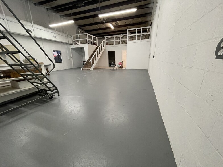 More Photos Of 12505 66th St N, Largo Warehouse For Lease