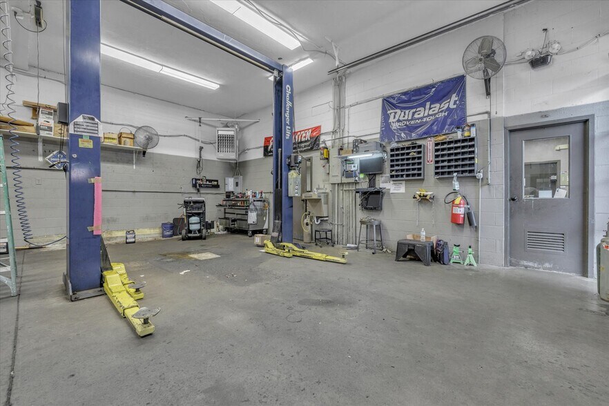 More Photos Of 1474 Peters Creek Rd NW, Roanoke Auto Repair For Sale