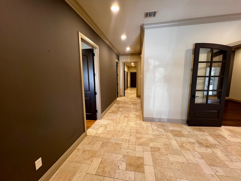 More Photos Of 11818 Warfield St, San Antonio Service For Lease