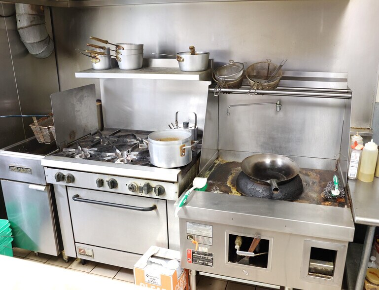 More Photos Of 909 Main St, Adel Bar For Sale