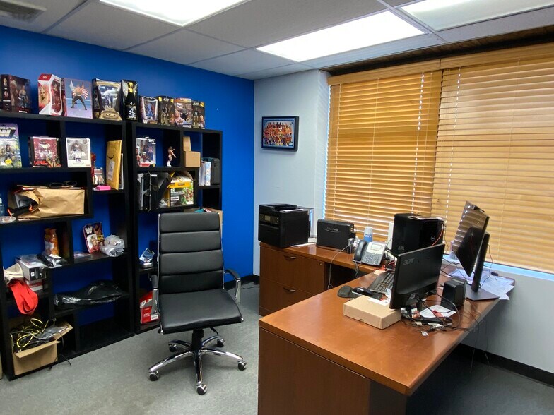 More Photos Of 50 Mill Rd, Freeport Manufacturing For Sale