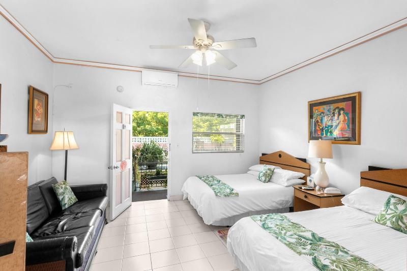 More Photos Of 40 George St, Nassau Hotel For Sale