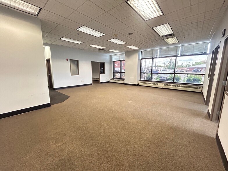 More Photos Of 22 N 1st St, Newark Light Distribution For Lease