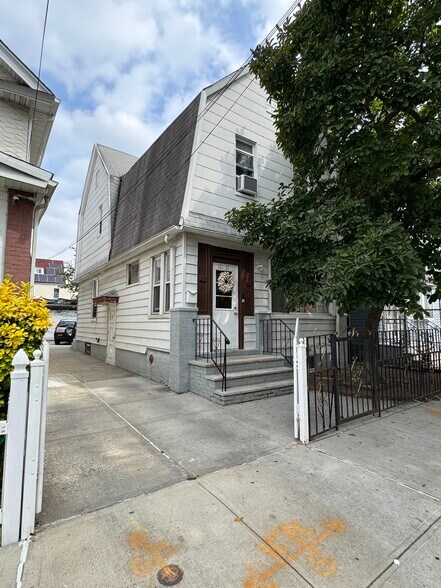 Primary Photo Of 10121 132nd St, South Richmond Hill Multifamily For Sale
