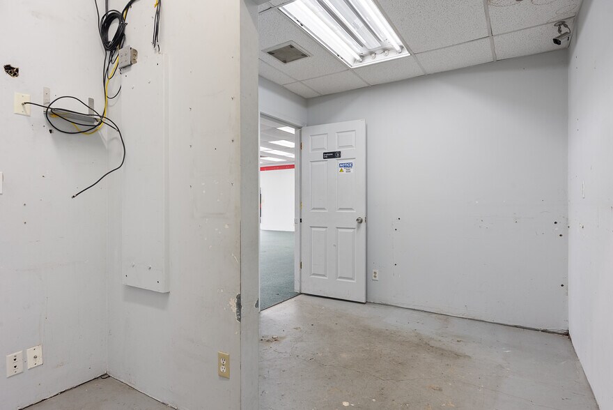 More Photos Of 12412 NE Halsey St, Portland Freestanding For Lease