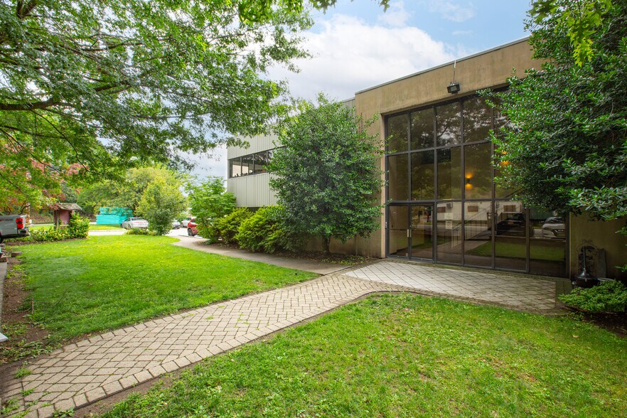 More Photos Of 29 Edison Ave, Oakland Warehouse For Lease