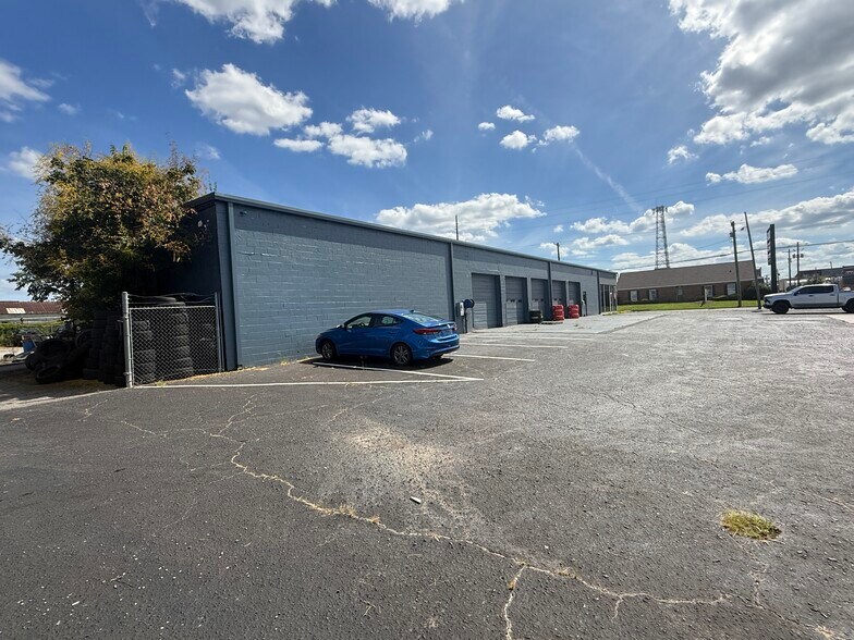 More Photos Of 140 W 3rd St, Washington Service For Lease