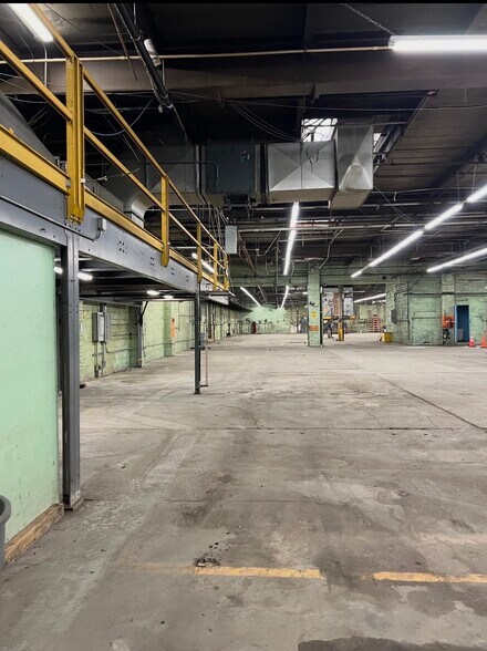 More Photos Of 401 Hunts Point Ave, Bronx Warehouse For Lease