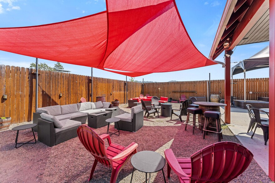 More Photos Of 2039 Redwood Ave, Grants Pass Restaurant For Sale
