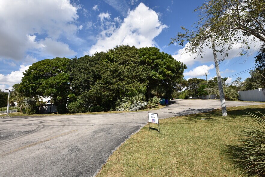 More Photos Of 7701 SW 76th Ave, Miami Schools For Lease