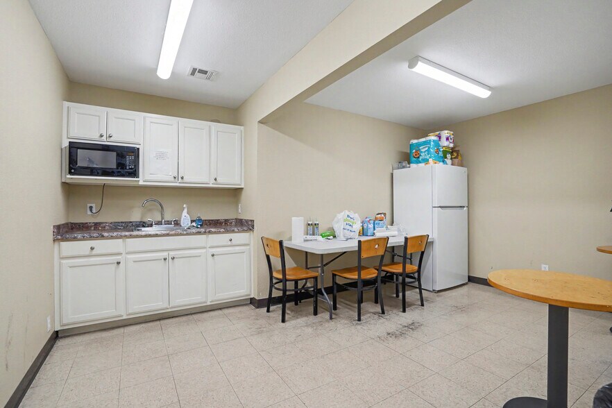 More Photos Of 1615 W Okmulgee St, Muskogee Freestanding For Sale