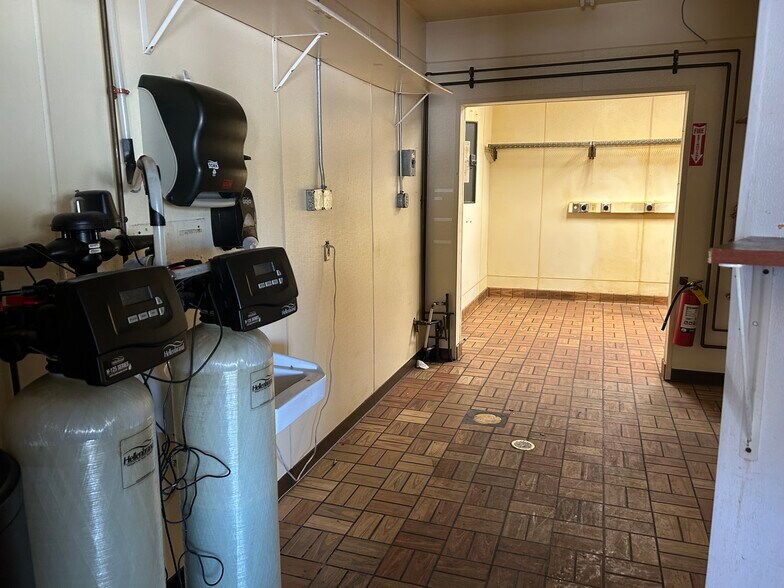 More Photos Of 1214 Franklin St, Waterloo General Retail For Sale