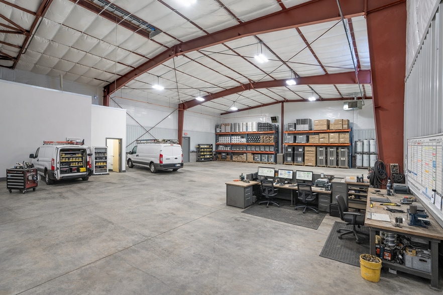 More Photos Of 10 Enterprise Way, Dayton Flex For Lease