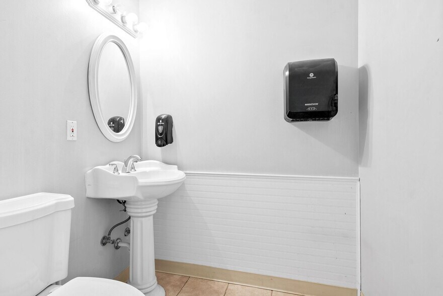 More Photos Of 131 Corporate Dr, Clarksville Flex For Lease