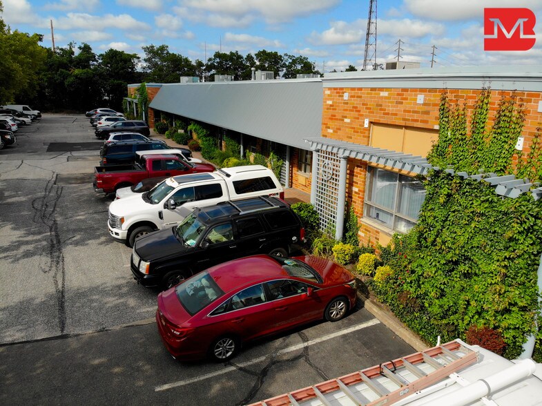 More Photos Of 95 Hoffman Ln, Islandia Warehouse For Lease