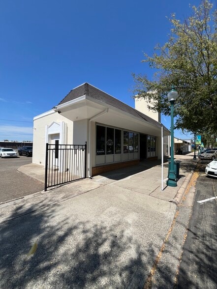 More Photos Of 640 Vernon St, Roseville Freestanding For Lease