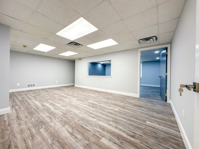 More Photos Of 406 E Pennsylvania Blvd, Feasterville Trevose Light Distribution For Lease