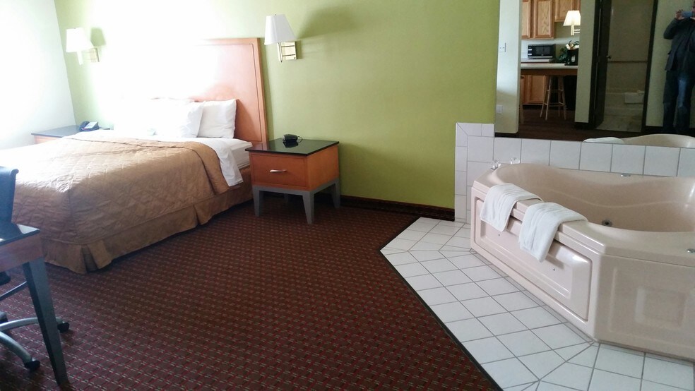 More Photos Of 3040 5th Ave S, Fort Dodge Hotel For Sale