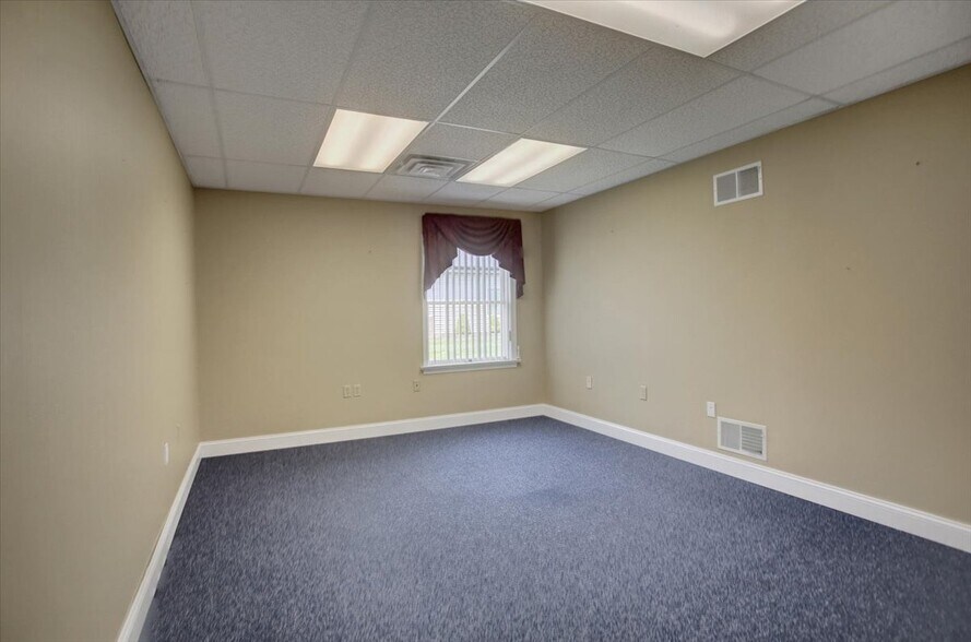 More Photos Of 1137 Kennebec Dr, Chambersburg Office For Sale