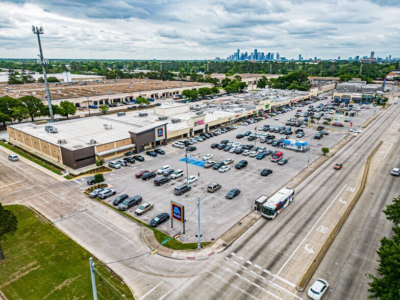 More Photos Of 3800 N Shepherd Dr, Houston General Retail For Sale