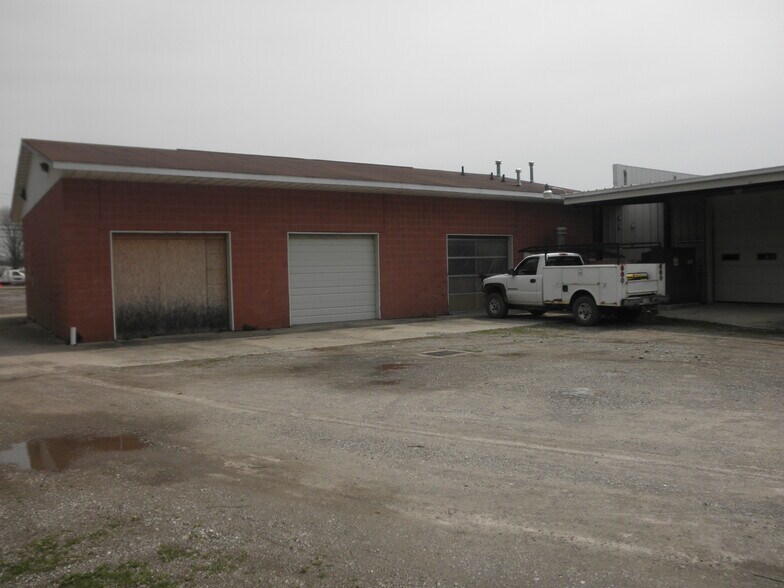 More Photos Of 2115-2121 SR 45, Austinburg Supermarket For Lease