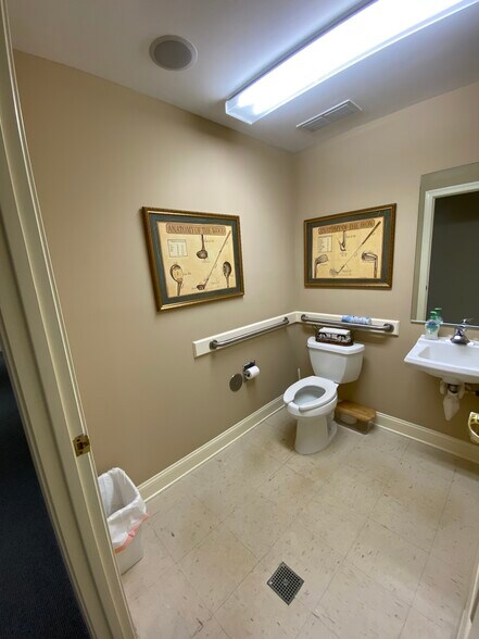 More Photos Of 70 N Main St, Hilton Head Island Office For Lease