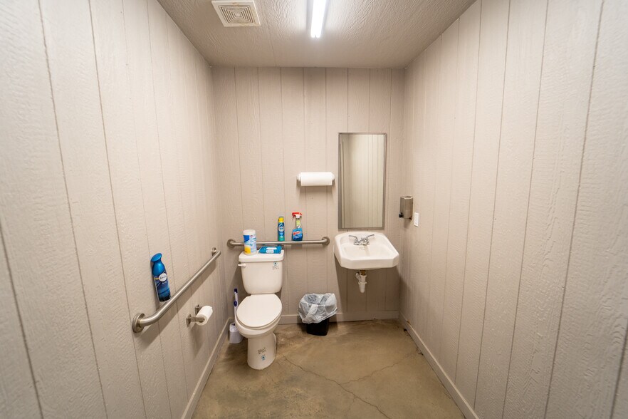 More Photos Of 236 Industrial Park Dr, Victoria Warehouse For Lease
