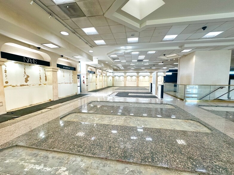 More Photos Of 12640 Riverside Dr, Valley Village Storefront Retail Office For Sale