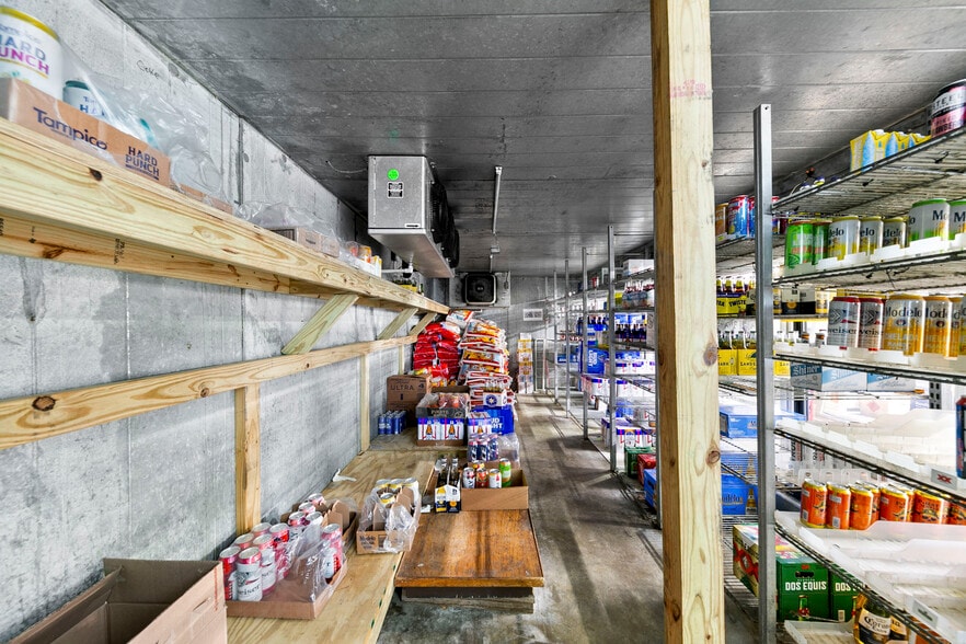 More Photos Of 103 Henderson St, Palacios Convenience Store For Sale