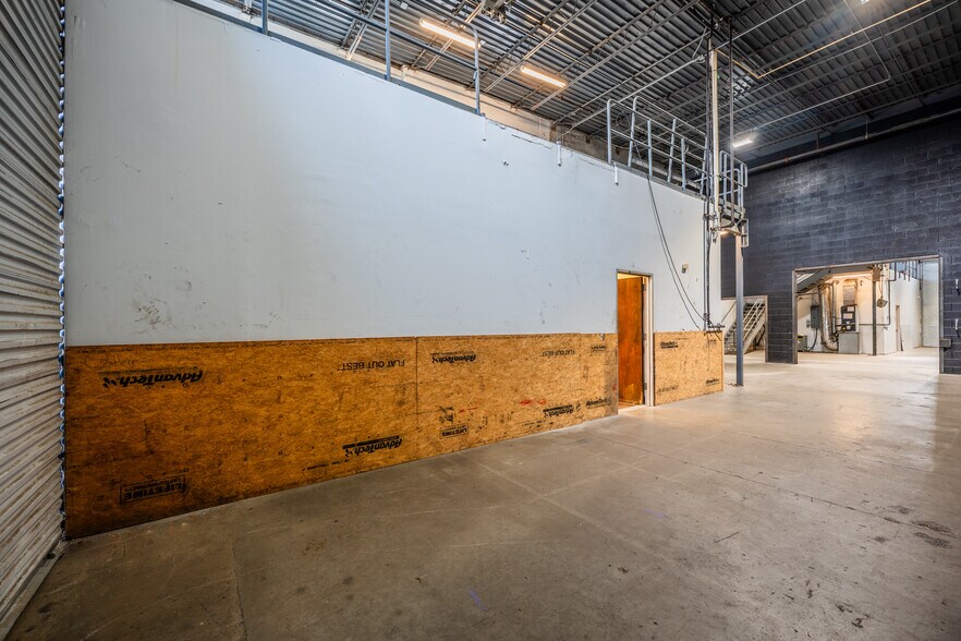 More Photos Of 5750 N Sam Houston Pky E, Houston Warehouse For Lease