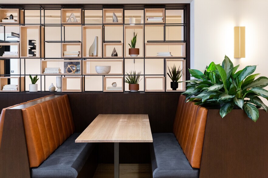 More Photos Of 233 S Wacker Dr, Chicago Coworking Space
