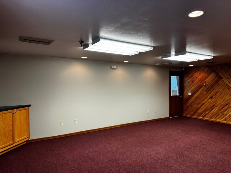 More Photos Of 606 S Division St, Colby Flex For Sale