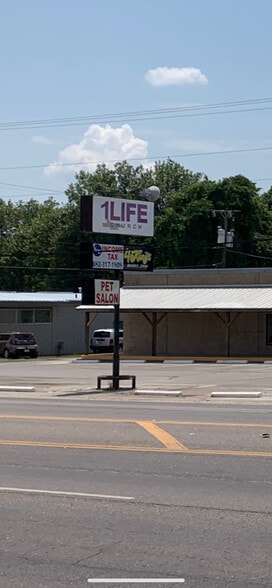 More Photos Of 1605-1611 N Main St, Cleburne Storefront For Lease