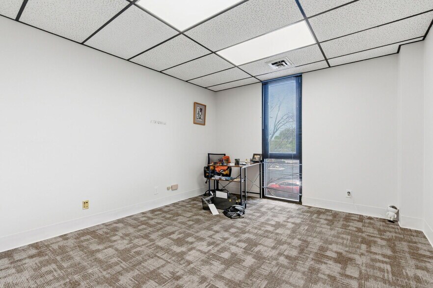 More Photos Of 1331 N Stewart Ave, Springfield Medical For Sale