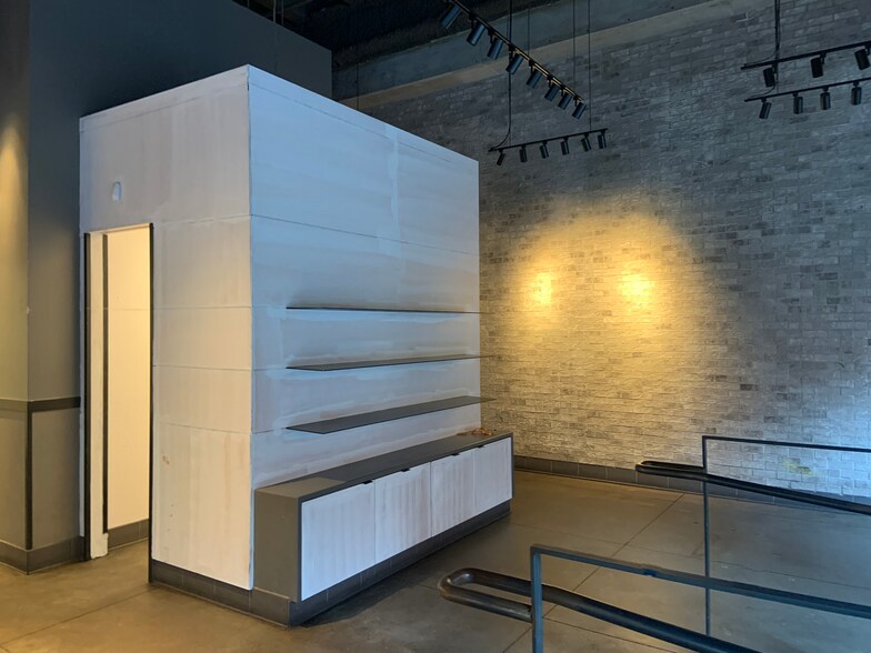 More Photos Of 401-425 SW Morrison St, Portland Storefront For Lease