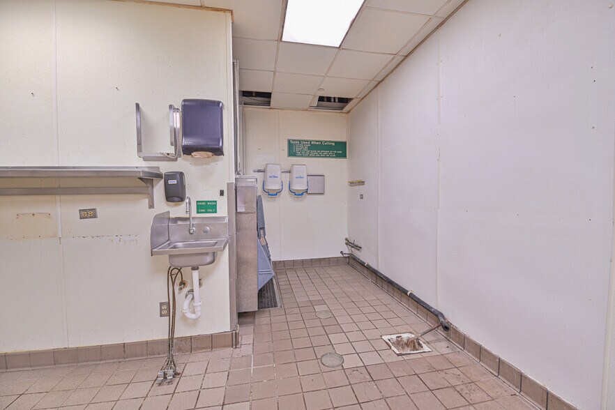 More Photos Of 2675 32nd Ave S, Grand Forks Restaurant For Sale