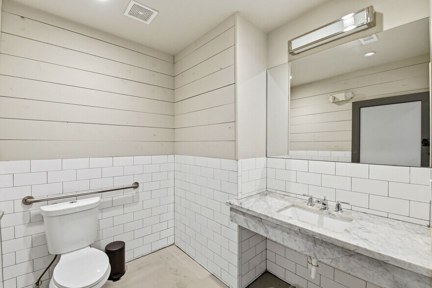 More Photos Of 603 W 11th St, Houston Office For Lease