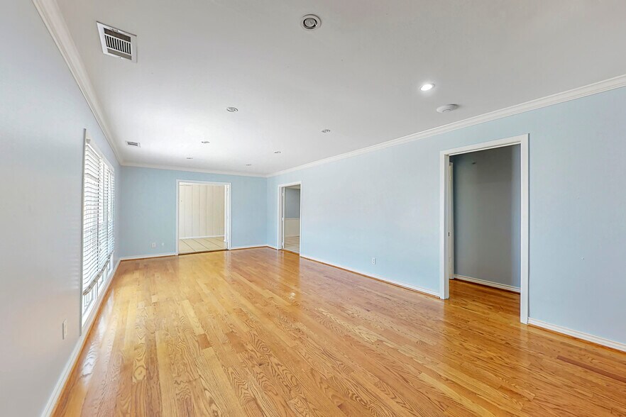 More Photos Of 5710 Edgemoor Dr, Houston Specialty For Sale