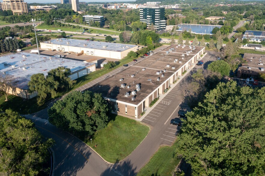 Primary Photo Of 5600-5628 Lincoln Dr, Edina Light Distribution For Lease