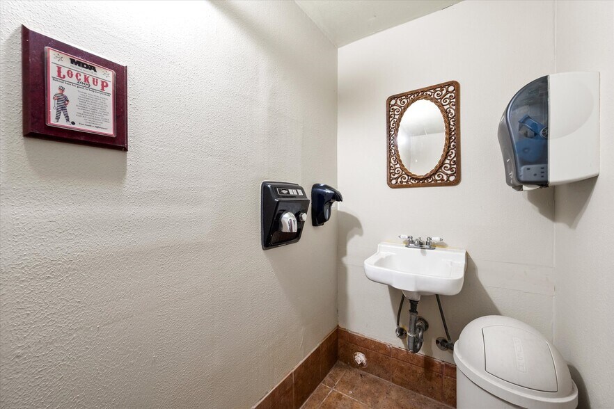 More Photos Of 107 S Beaton St, Corsicana Storefront For Sale